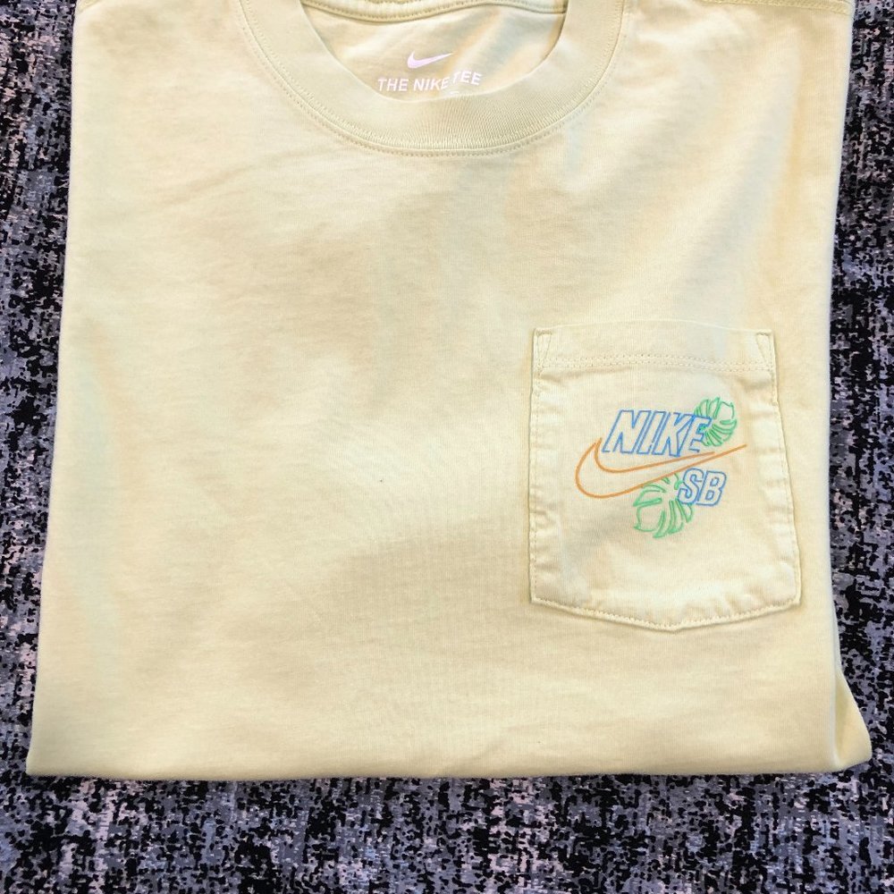 MEN'S (UNISEX) NIKE SOLE CRAFT POCKET T-SHIRT